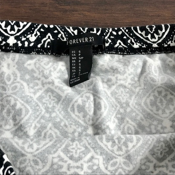 {Forever 21} Geometric Print Pencil Skirt - Picture 4 of 4